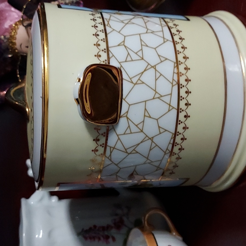 Cookie/Biscuit Jar Yellow/White/Gold w/picture of sparrows and blackberries - Picture 5 of 9